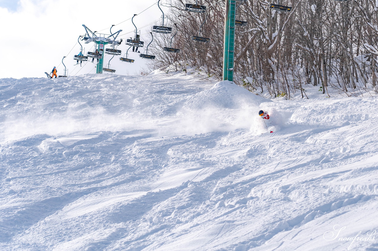 朝里川温泉スキー場　祝・積雪200cm到達。ふわふわのパウダースノーが降り積もったゲレンデを舞台に、女性スキーヤーチーム『TeamKP』成澤栞さんと秋山穂香さんが美しい滑りを披露！